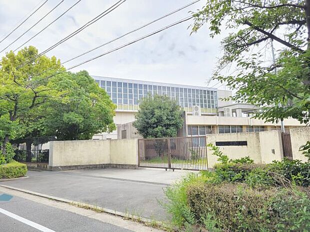 尼崎市立園田中学校(約537m)
