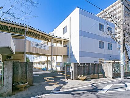 川口市立仲町中学校 702m