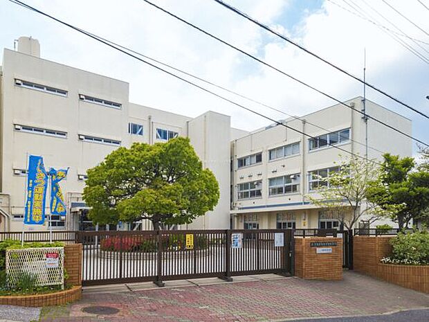 横浜市立永田台小学校（約905m）