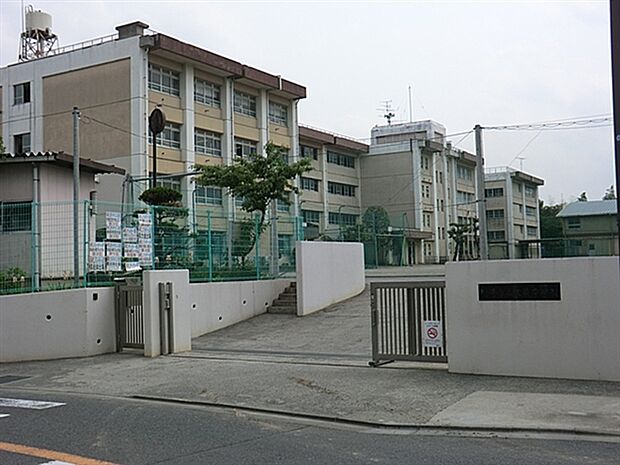 川崎市立犬蔵中学校(約826m)