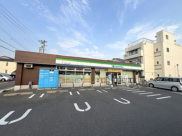 ファミリーマート江向町三丁目店(約360m)
