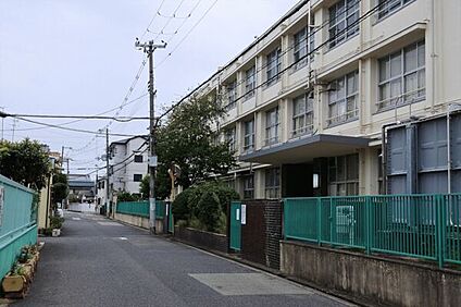 大阪市立矢田東小学校 352m