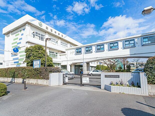 戸田市立美笹中学校（約235m）