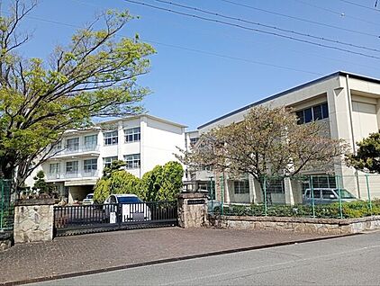 刈谷市立依佐美中学校 2254m