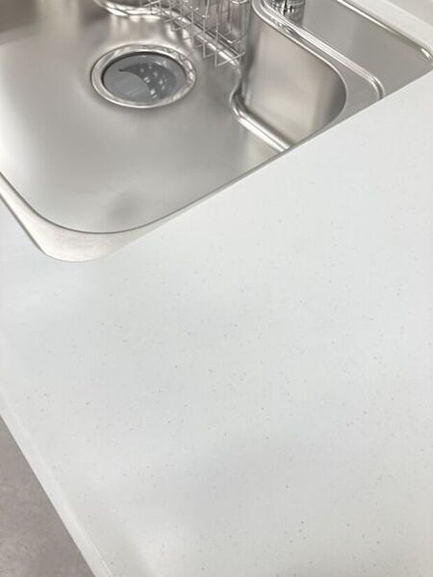 【食洗機】キッチンがすっきりと見えるビルトイン食器洗い乾燥機は、使う水量が手洗いに比べて少量のため、節水ができ、ランニングコストがお得になります。