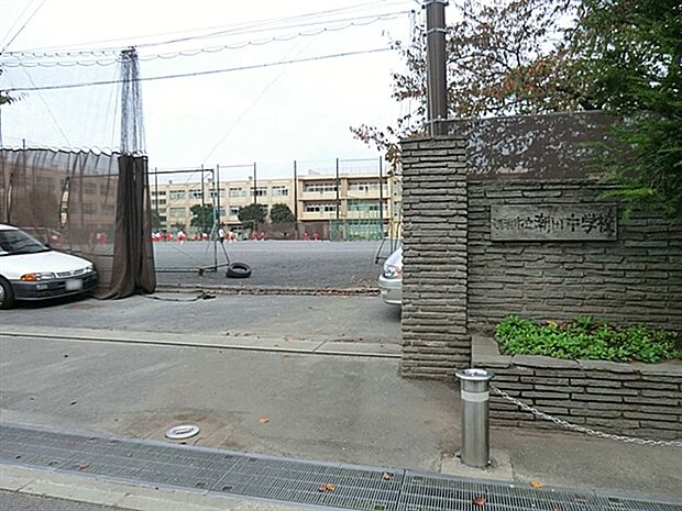 横浜市立潮田中学校(約197m)