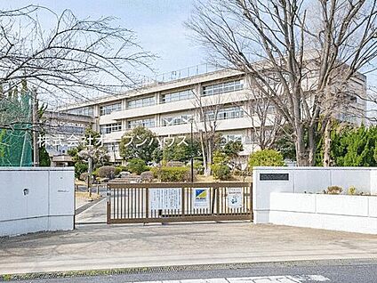 蕨市立第二中学校 954m