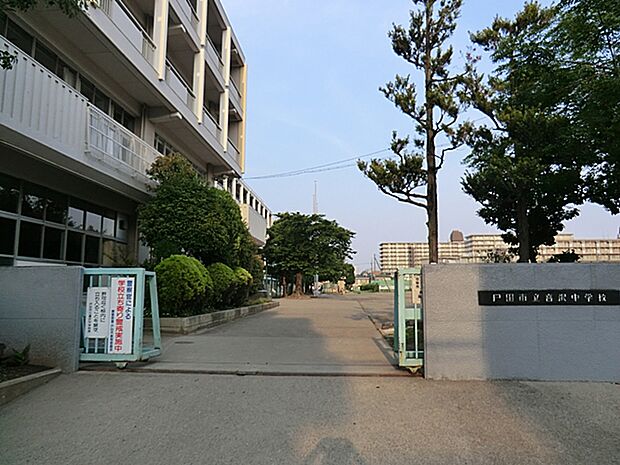 戸田市立喜沢中学校(約691m)