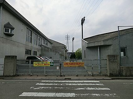 川口市立辻小学校 342m