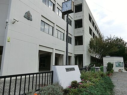 横浜市立蒔田中学校 595m