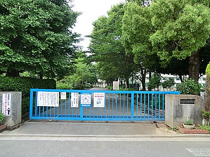 蕨市立東中学校 613m