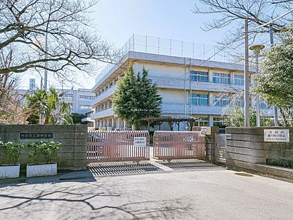 川口市立西中学校 951m