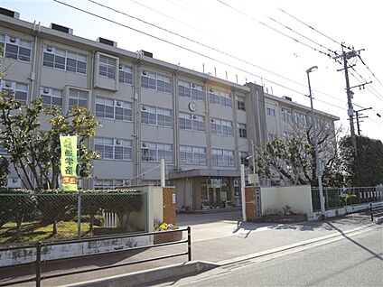 福岡市立板付北小学校 810m