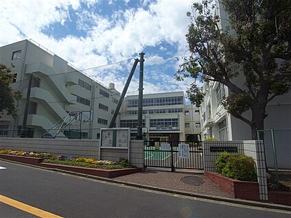 横浜市立日吉台西中学校 705m