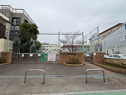 足立区立寺地小学校 792m