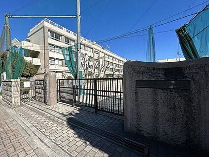 葛飾区立上平井中学校 980m