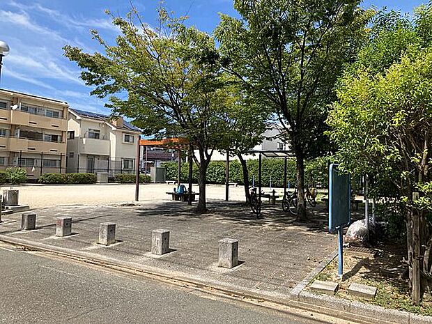飯倉中公園(約541m)