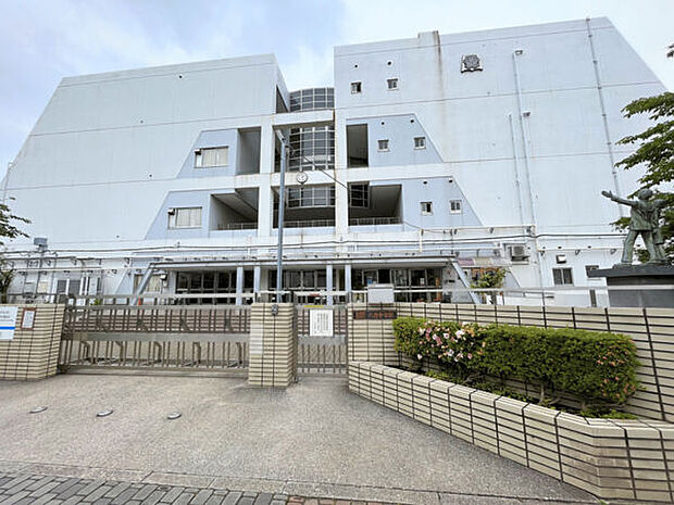 足立区立六月中学校(約529m)