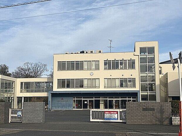 大泉町立北中学校(約849m)