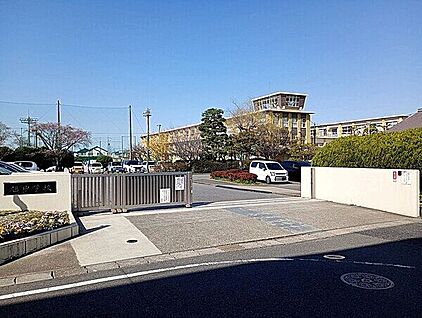 尾張旭市立旭中学校 1061m