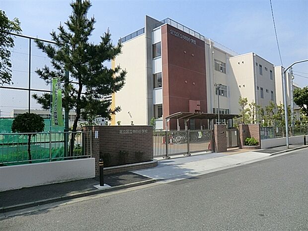 足立区立中川小学校(約336m)