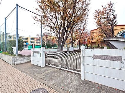 世田谷区立玉川中学校 687m