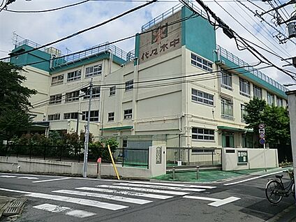 渋谷区立代々木中学校 1093m