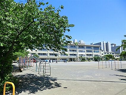 ラゾーナ川崎プラザ 679m