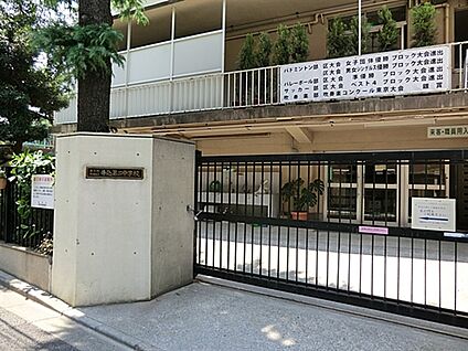 新宿区立牛込第二中学校 701m