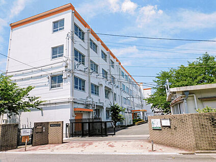 高槻市立第六中学校 581m