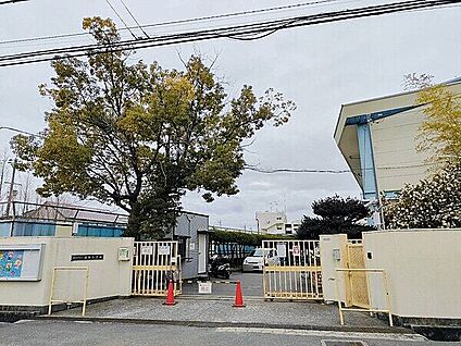 寝屋川市立第二中学校 761m