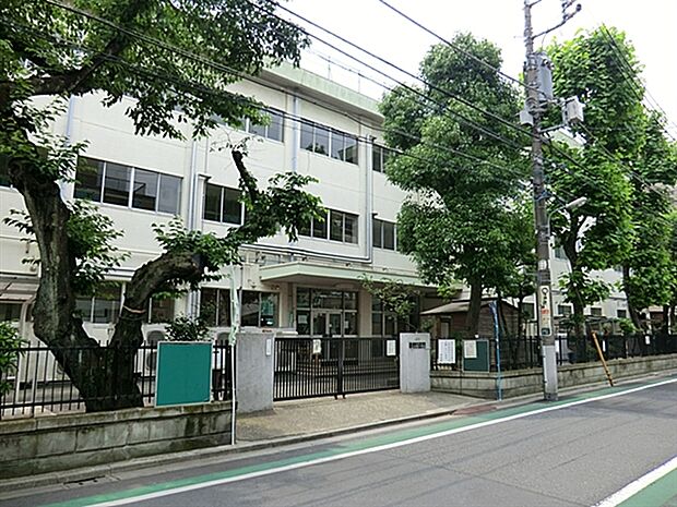 荒川区立尾久第六小学校(約305m)