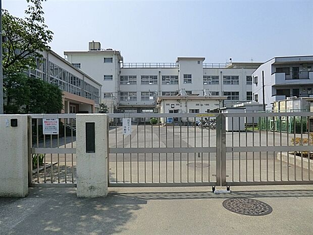 足立区立花畑小学校(約827m)