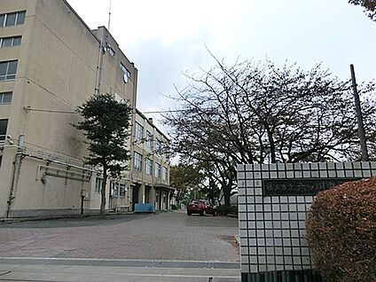 横浜市立六つ川西小学校 290m