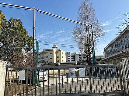 寝屋川市立石津小学校 621m