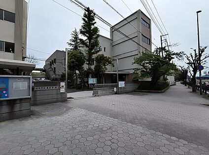 伊丹市立東中学校 748m