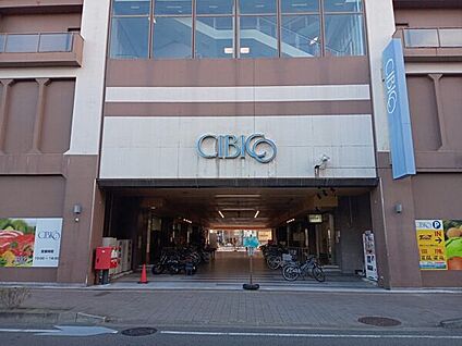 岡崎市立城北中学校 902m