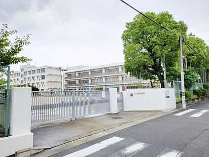 尼崎市立浜田小学校 647m