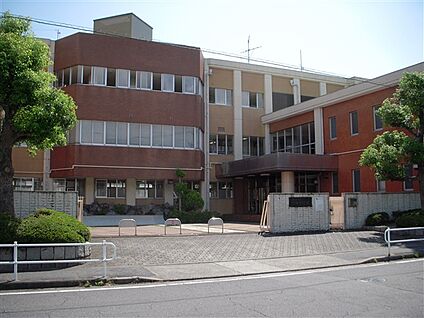 名古屋市立港明中学校 883m