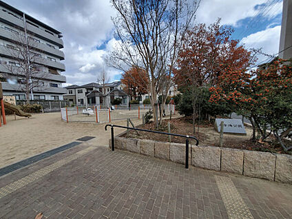 尼崎市立園和北小学校 1227m
