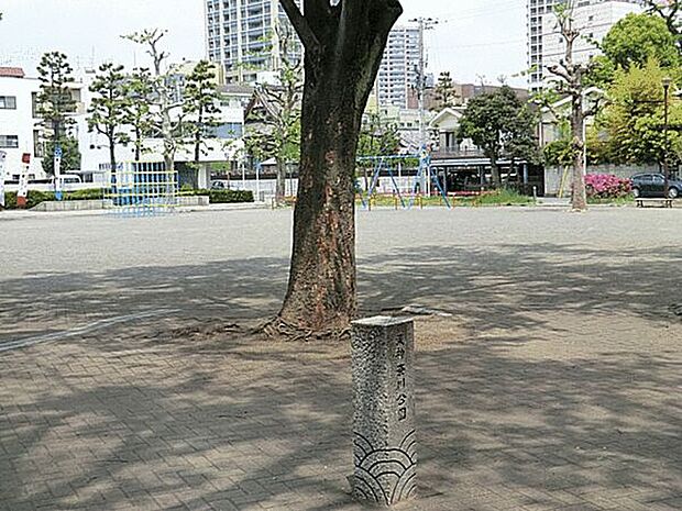 東神奈川公園(約720m)