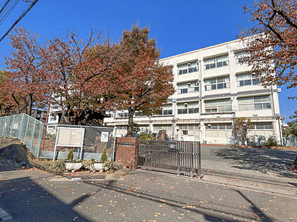 横浜市立樽町中学校 836m