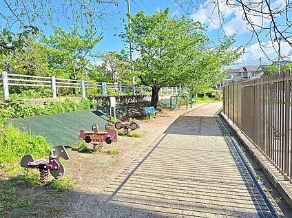 西五百住町さくら児童遊園 885m