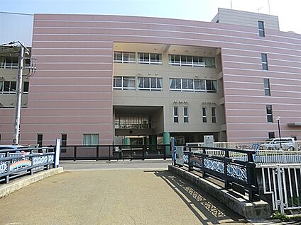 川崎市立東生田小学校 892m