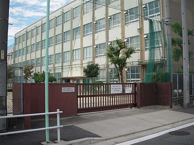 名古屋市立日比津中学校(約204m)