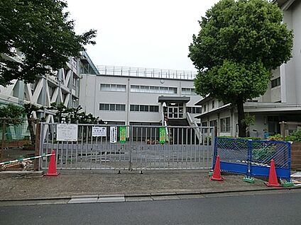 三鷹市立第五中学校 559m