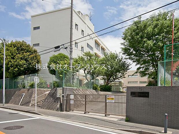 横浜市立馬場小学校(約715m)