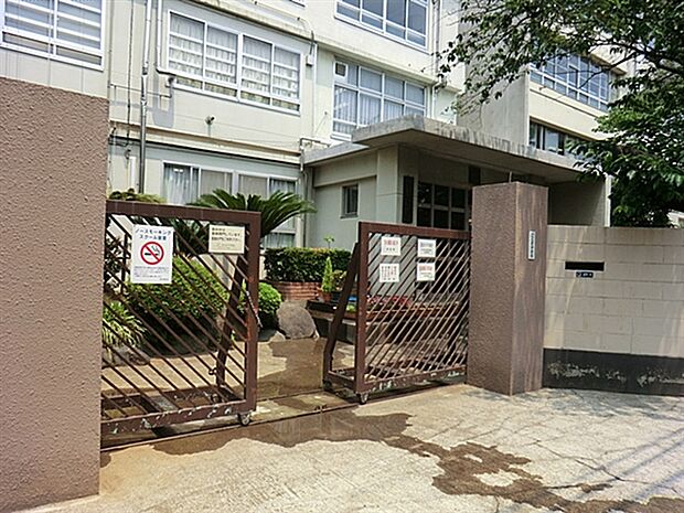 川崎市立住吉中学校(約620m)