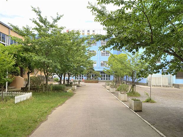 足立区立栗島中学校(約382m)