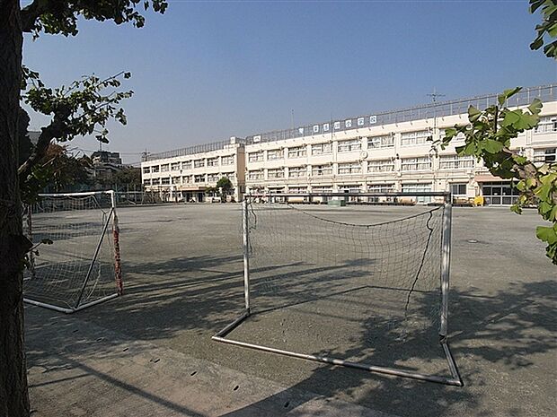 世田谷区立東玉川小学校(約372m)